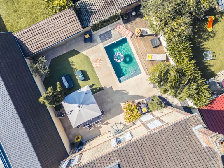 Vormontierte Schwimmbadtechnik mit Filteranlage, LED-Leuchten, Skimmer und Einlaufdüsen – sofort anschlussbereit