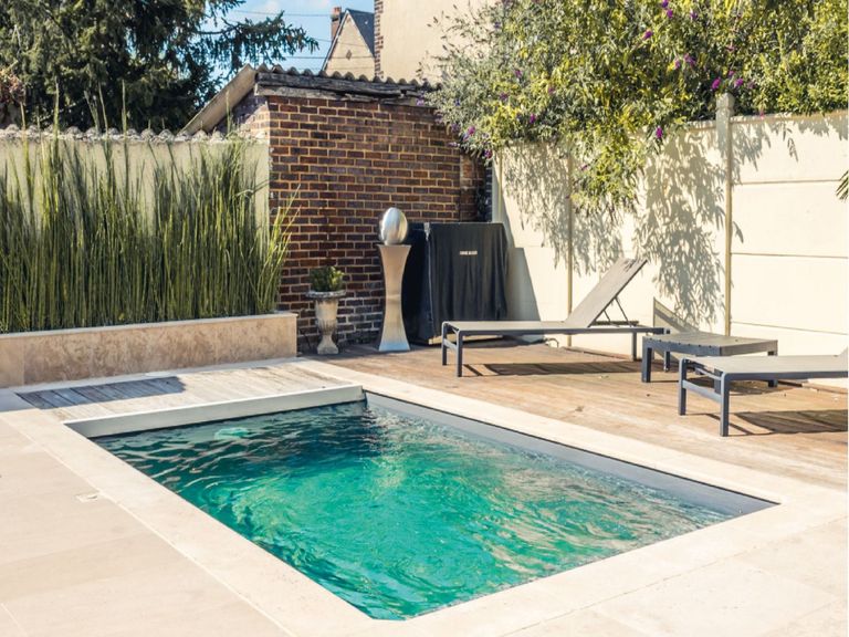 Anschlussfertiger Betonpool mit geschweißter PP-Innenwanne, seitlicher Treppe und vormontierter Technik – Modell Opal 400 M.